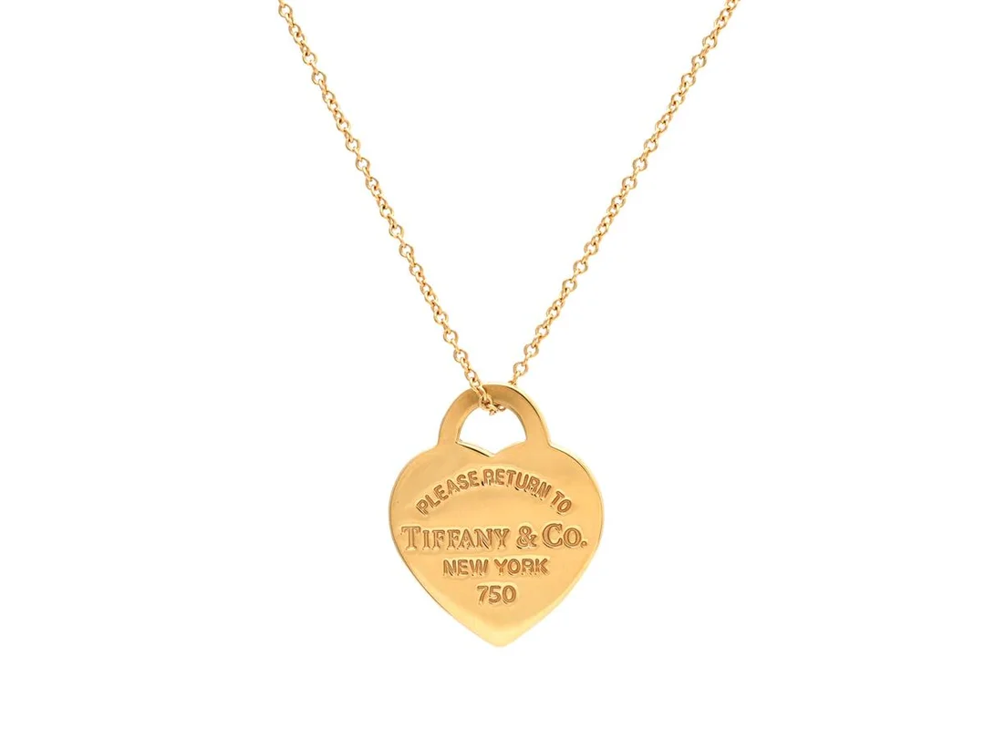 TIFFANY & CO, hänge med kedja, Please Return to Tiffany, 18K guld, längd 45 cm, vikt 5,3 g, gravyr Wilma, originaletui, ytterkartong. — Smycken/Hänge med kedja — Kaplans