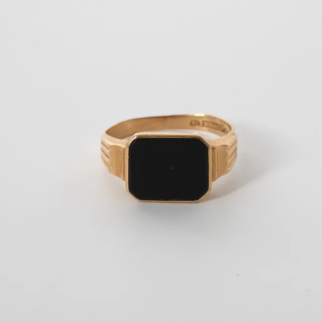 KLACKRING MED ONYX, 18K guld, 1958.