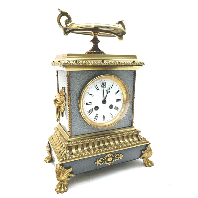 RELOJ DE SOBREMESA CON SONERÍA DE HORAS Y MEDIAS. EN METAL DORADO. 1º MITAD SIGLO XX.