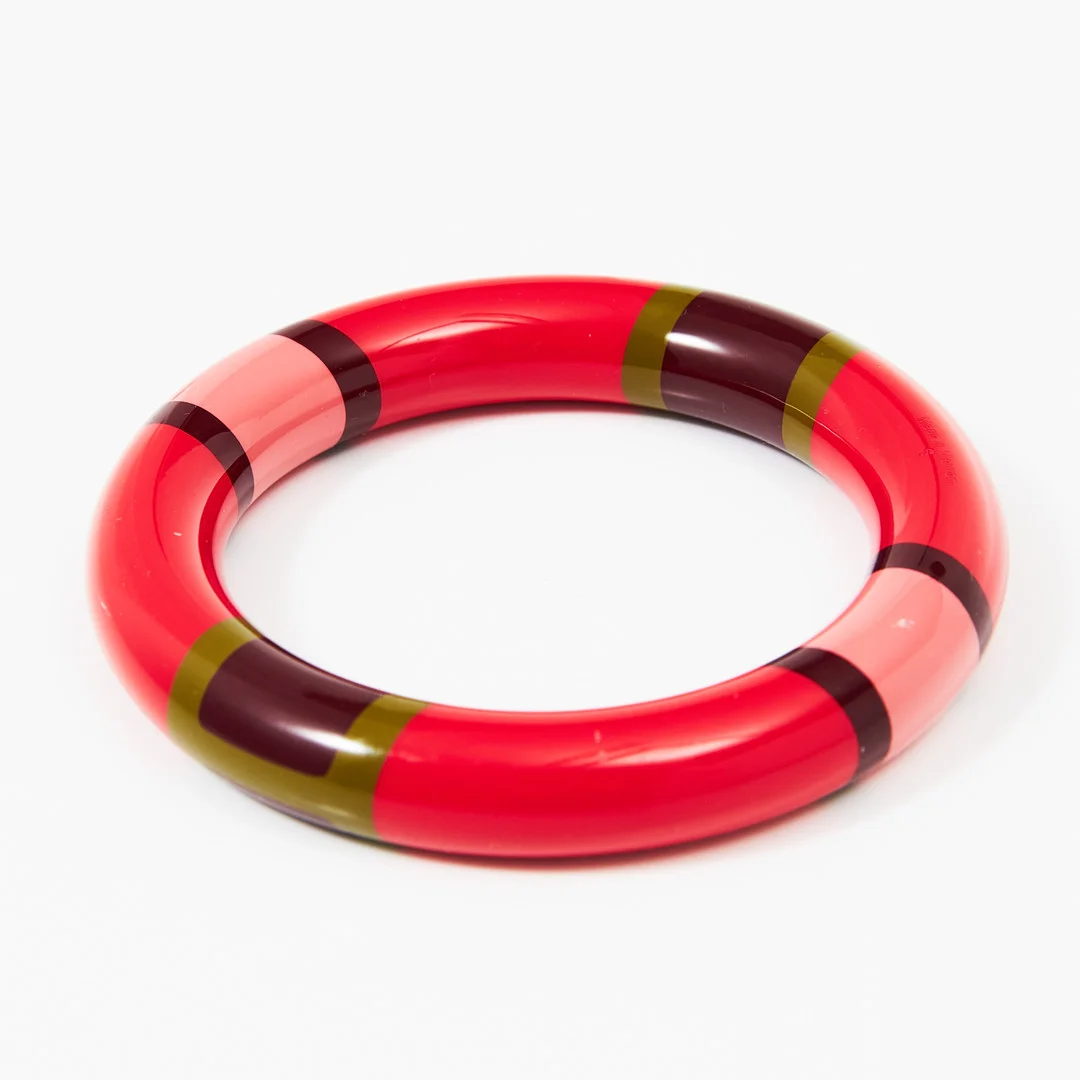 HERMÈS, "La corne et la laque bangle", armring, horn och lackat trä, polykroma färger, märkt HERMÈS, Made in Vietnam. — Vintage & Designer Fashion — Stockholms Auktionsverk Fine Art
