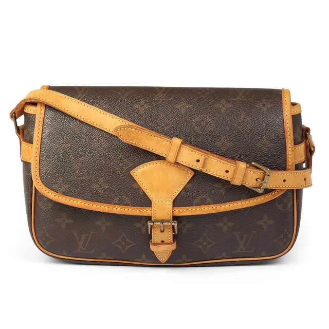 A “Sologne” bag of brown monogram canvas with brown leather trimmings, gold tone hardware, adjustable shoulder strap, a pocket beneath flap, one compartment with an interior zipped pocket and brown fabric lining. H. 19 x W. 27 x D. 8.5 cm. 2002.