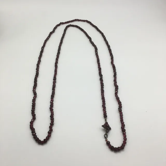 KETTE AUS GRANAT - CA. 1,4M LANG - CA. 70G.