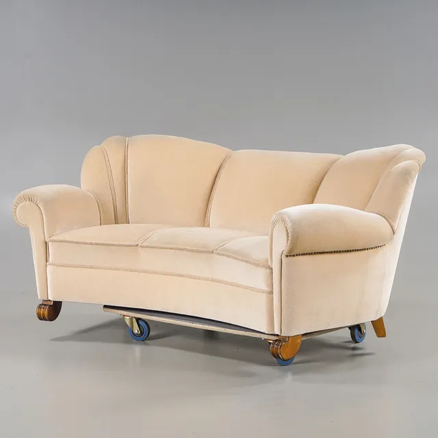 SOFFA Svängd modell, ljus plyschklädsel, 1940/50-tal.