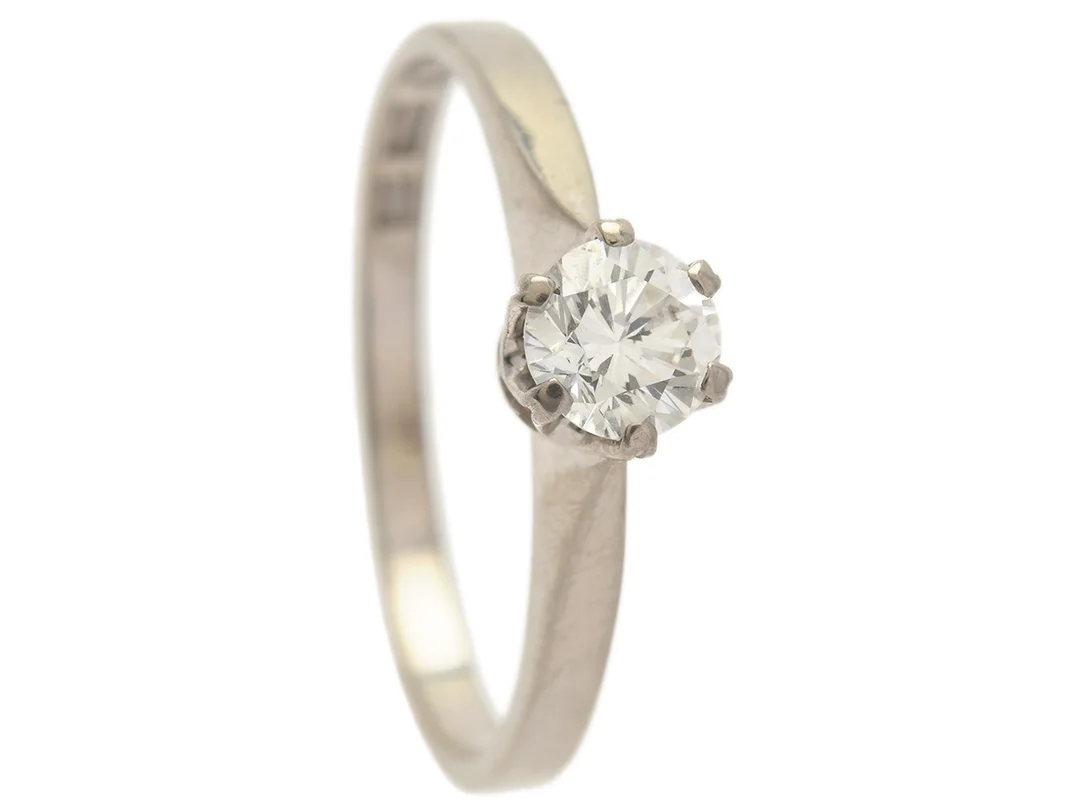 ENSTENSRING, 18K vitguld, briljantslipad diamant 0,39 ct enligt gravyr, ca TW/VS, G Dahlhgren, Malmö 1961, stl 17,75 mm, vikt 2,6 g, mindre nagg på kuletten. — Smycken/Enstensring — Kaplans
