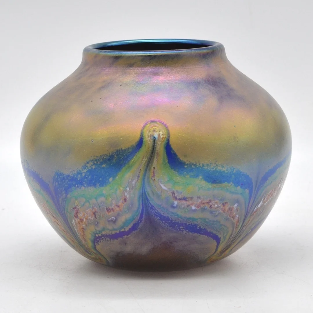 SCHMID-JACQUET. VASE, GLAS, 1989, IRISIEREND, HANDSIGNIERT UND DATIERT, HÖHE CA. 11,5CM. — Art glass — Kunst- und Auktionshaus Kleinhenz