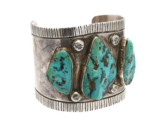 ARMRING, silver, 3 turkoser, stel, vikt 155,7 g.