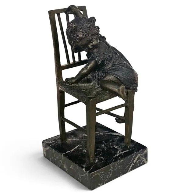 JOAN CLARÀ AYATS. Firmado. Escultura "Niña subida a silla". En bronce patinado. Base de mármol.