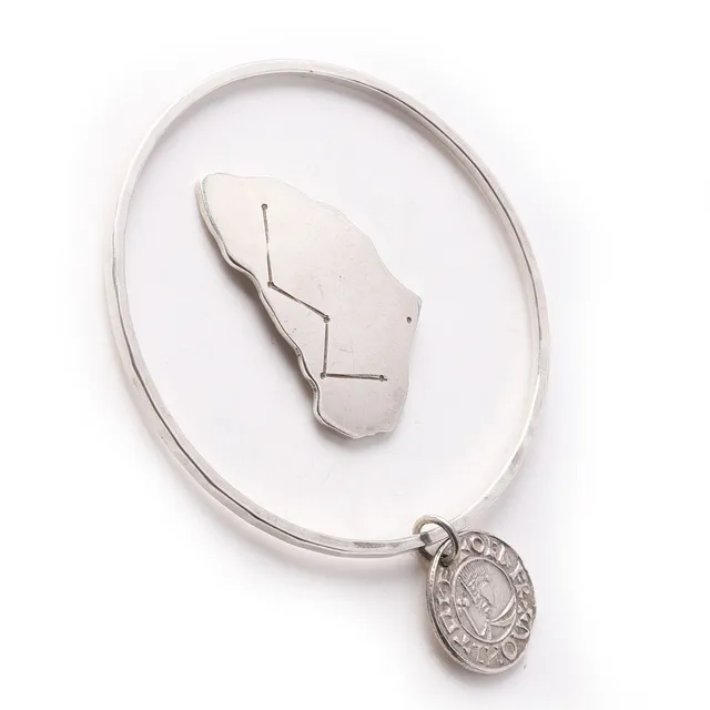 OWE JOHANSSON. ARMRING MED HÄNGE SAMT HÄNGE föreställande Ven och dess orter, sterling silver. Vikt ca 21 gram.