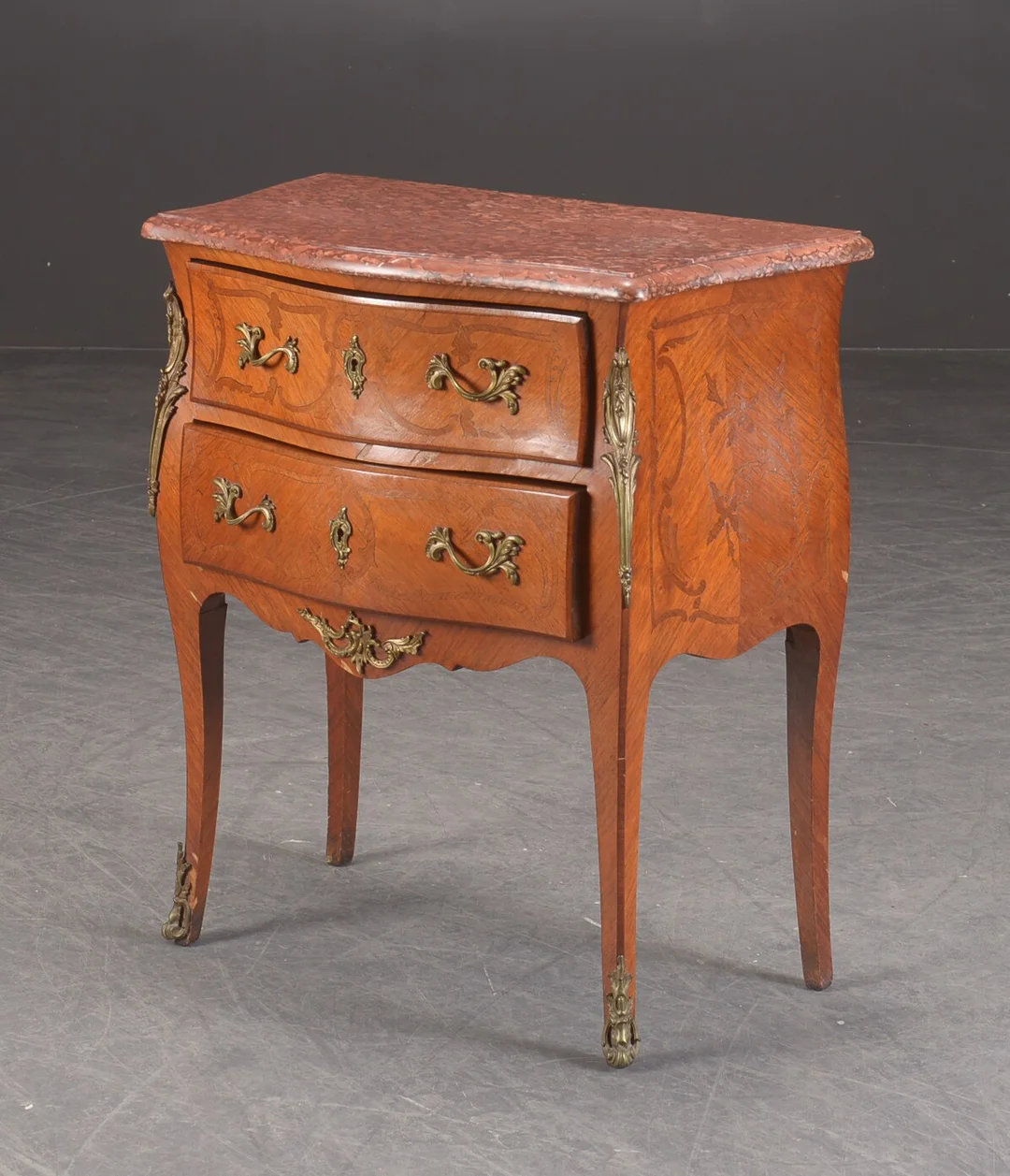 Envoi de E. Kahn & Cie. Kommode i rokoko stil. Ca. 1900 — Furniture/Cabinets, chests of drawers — Lauritz