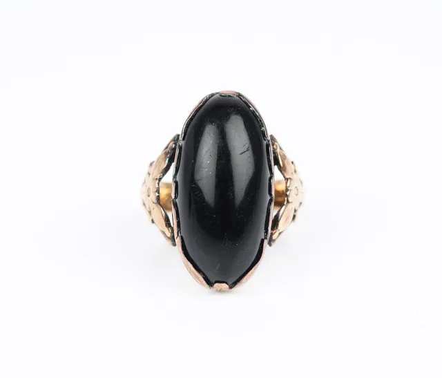 Verner Therkelsen: A ring of 14k gold with an onyx. Size 55. 1960.