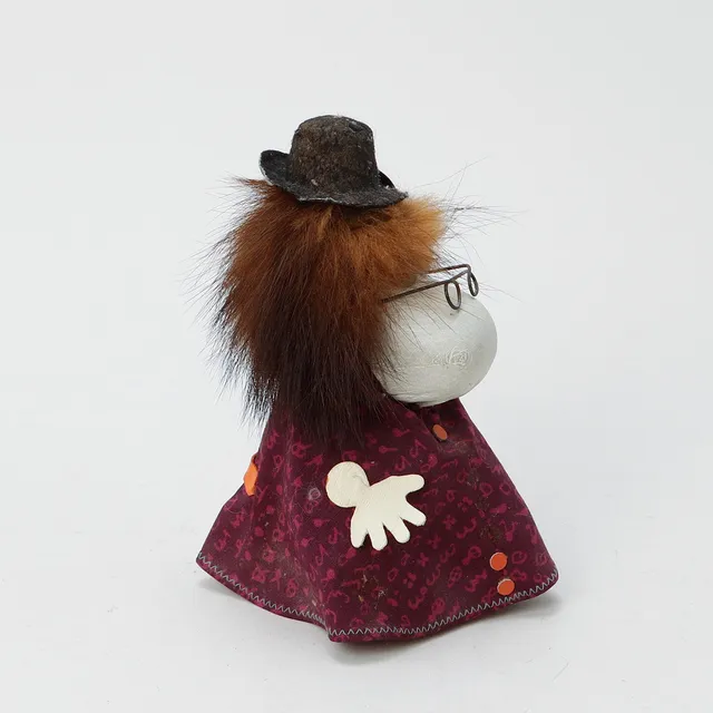 FIGUR HEMULEN, läder, textil och päls, Atelier Fauni, Finland.