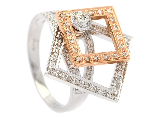 RING, 18K vitguld/roséguld, 81 briljantslipade diamanter ca 0,41 ctv, ca W-TCa(H-K)/SI-P, stl 17,75 mm, vikt 5,9 g, flera diamanter med nagg.