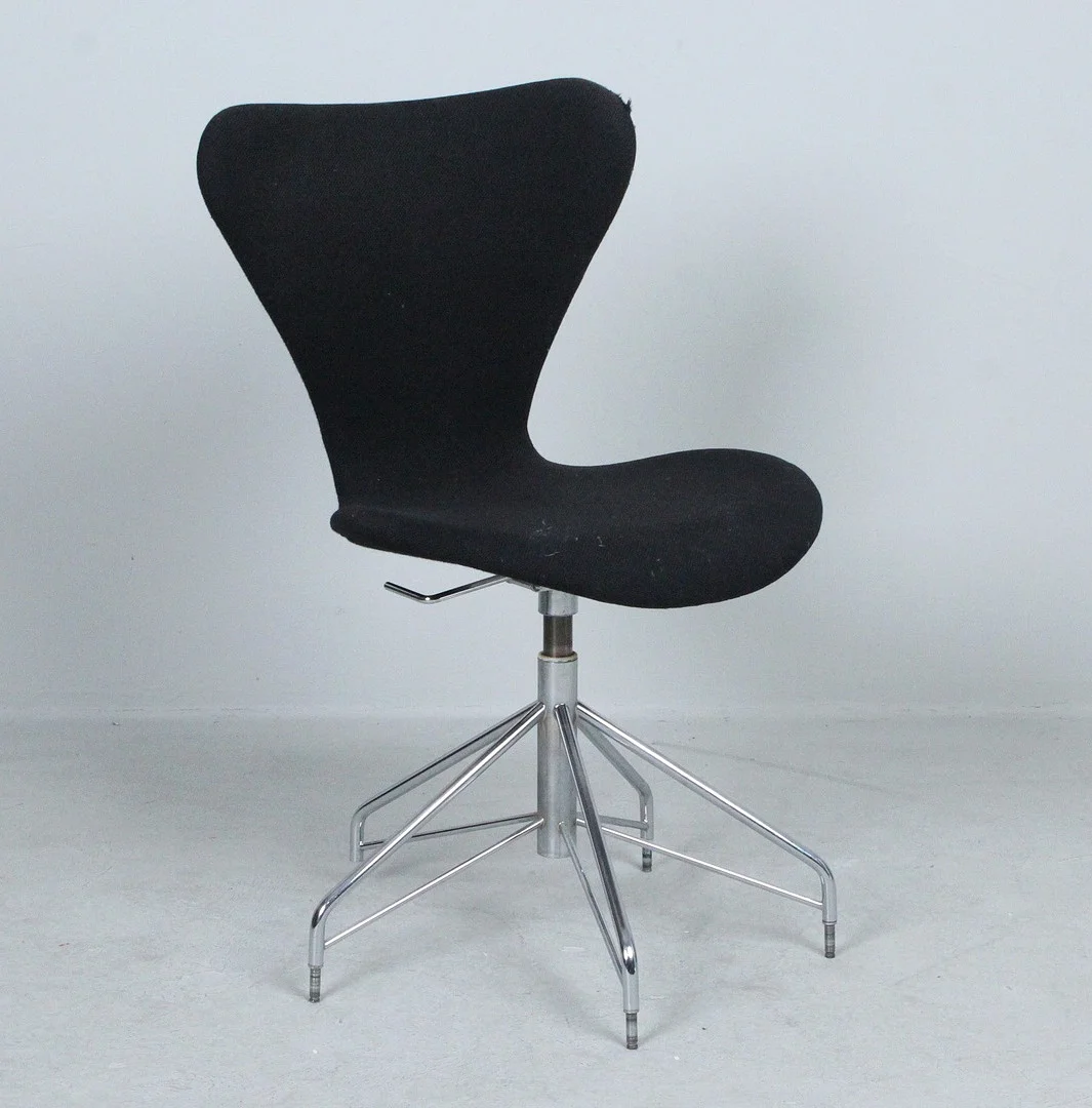 ARNE JACOBSEN. Fritz Hansen. Bürostuhl aus der 'Serie 7', Modell '3117', Dänemark, 1999. — Armchairs & Chairs — Stockholms Auktionsverk Düsseldorf/Neuss