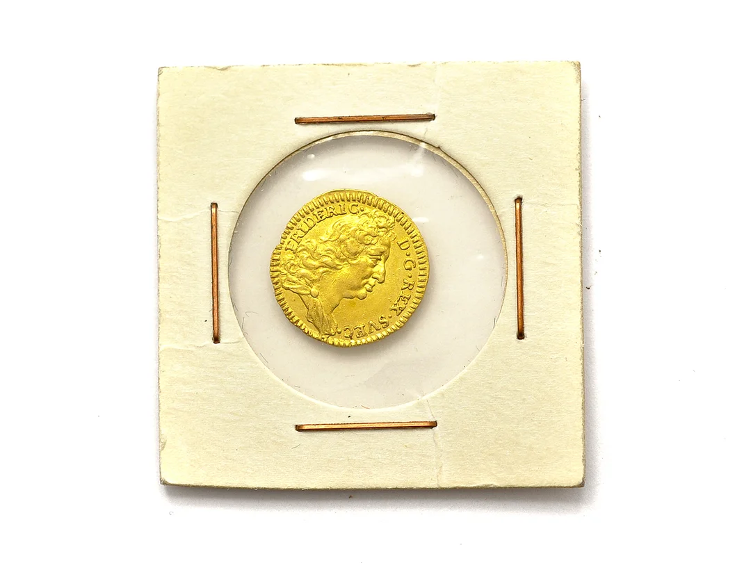 MYNT, 23,42K guld, 1/4 Dukat, Fredrik I, 1740, kvalité ca 1+ med kantskada, diameter 14 mm, vikt 0,9 g. — Mynt/Svenska mynt — Kaplans