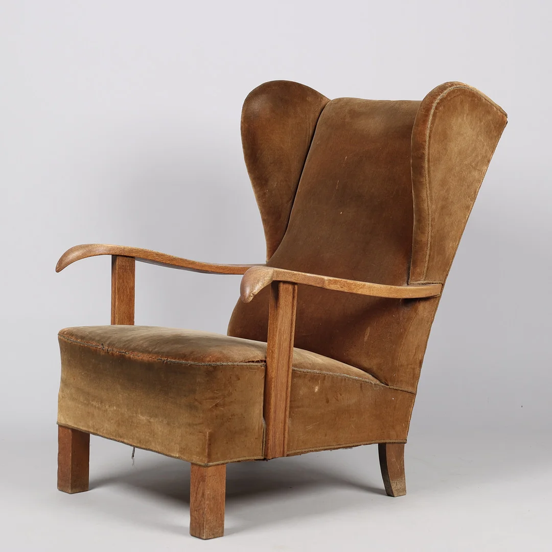 Øreklapstol/lænestol, velour og egetræ, dansk møbelproducent, Danmark, 1900-tallets midte. — Armchairs & Chairs — Palsgaard Kunstauktioner