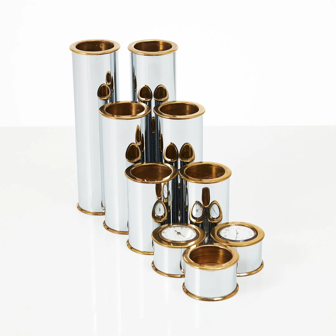 STAFFAN ENGLESSON. "Cylinder 2000", ljusstakar, 2+2+2+1 st, vitmetall och mässing, undertill märkning Englesson Sweden. — Candlesticks — Stockholms Auktionsverk Magasin 5