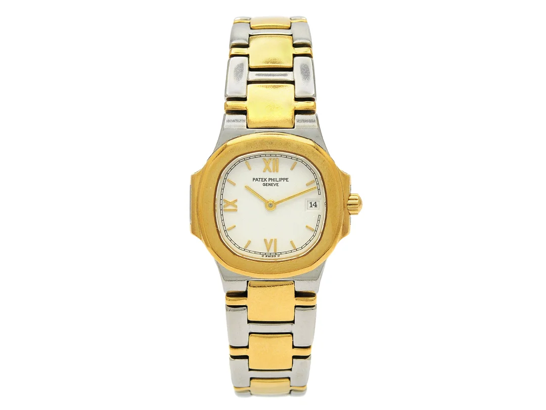 PATEK PHILIPPE, Nautilus, Cal E19C, Serie nr. 1533753, Ref nr. 4700/051 JA, Boett nr. 2937433, damur, 24,5 (27) mm, stål/guld, quartz, safirglas, datum, integrerad originallänk, viklås, cert, januari 1994, box, ytterkartong. — Klockor/Patek Philippe — Kaplans