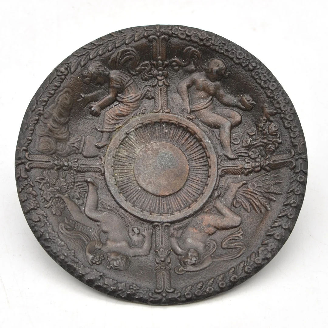 RELIEFIERTER ZIERTELLER MIT ALLEGORIEN DER VIER JAHRESZEITEN, GUSSEISEN, 19. JAHRHUNDERT. — Sculptures & Bronzes — Kunst- und Auktionshaus Kleinhenz