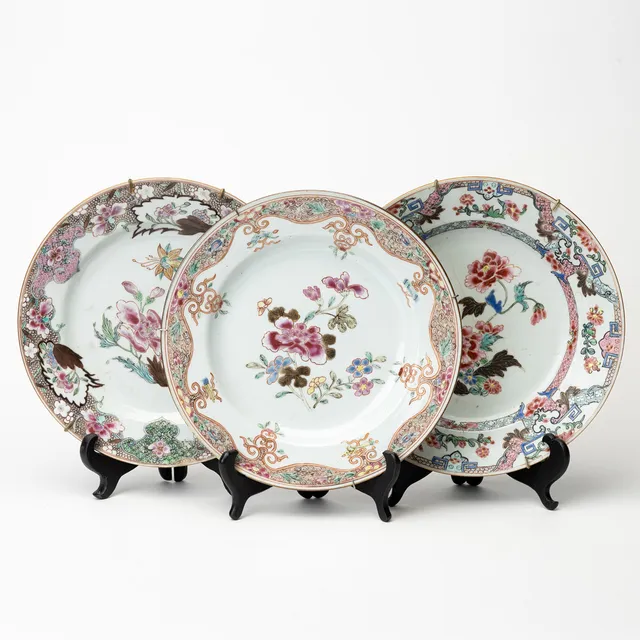 TALLRIKAR 3 st, porslin, famille rose, Kina, Yongzheng (1723-1735).