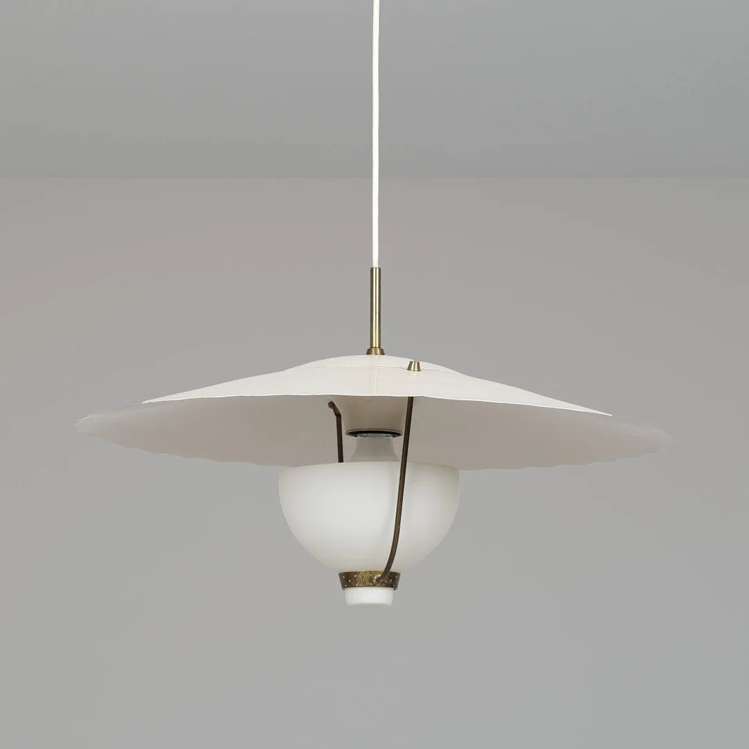 BENT KARLBY (1912-1998). Loftpendel fra LYFA, skærm i hvidlakeret metal, ophæng i messing, dansk design, 1900-tallets midte. — Ceiling lights — Palsgaard Kunstauktioner