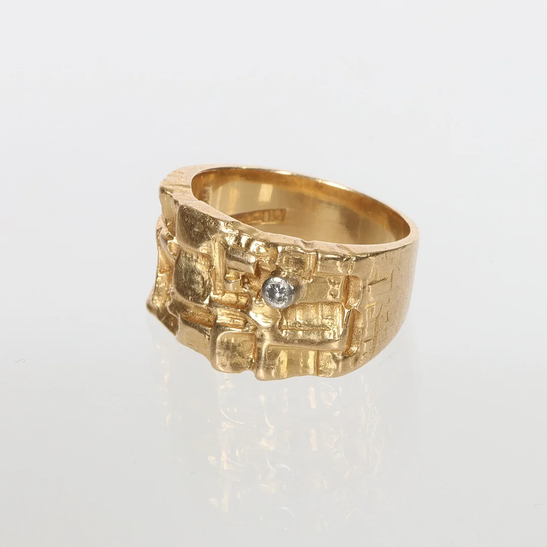 ALEXIUS HUBER. f 1939. Ring med briljant 0,01ct, 18K guld, 1985. — Rings — Auktionsverket Engelholm