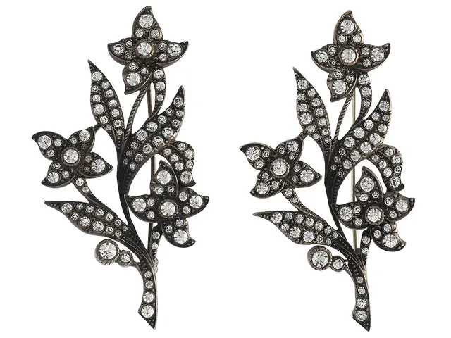 BROSCHER, 2 st, silver, paste, stl 65 x 35 mm, vikt 29,4 g, några med nagg och skador.