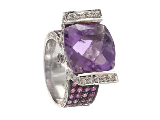 RING, 18K vitguld, ametist, rubiner, 50 briljantslipade diamanter ca 0,50 ctv ca W/VS-SI, stl 16,5 mm, vikt 13,8 g, ametisten är något lös.