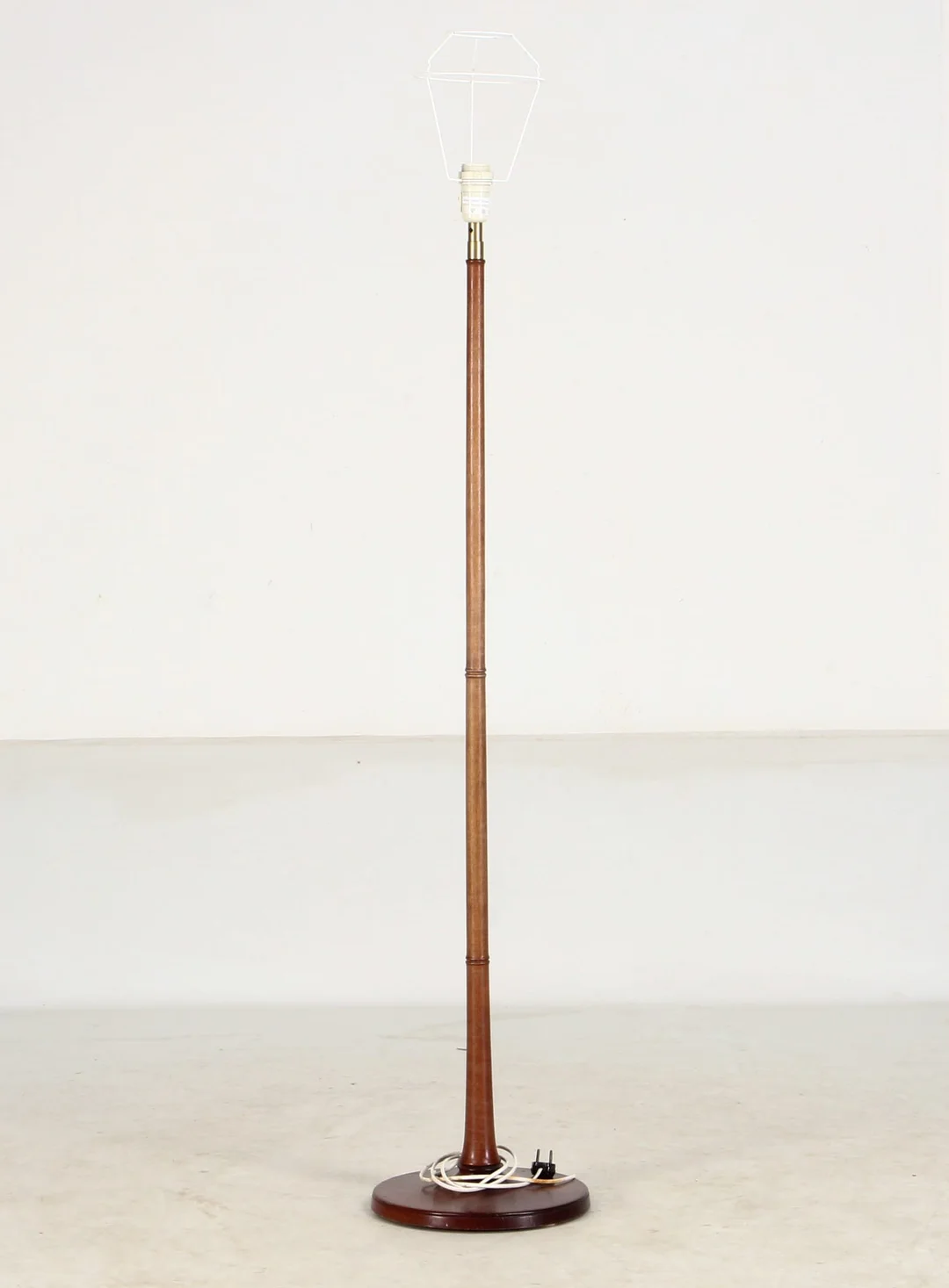 Esben Klint for Le Klint. Mahogany floor lamp, model 327 — Lamps and lighting/Floor lights — Lauritz