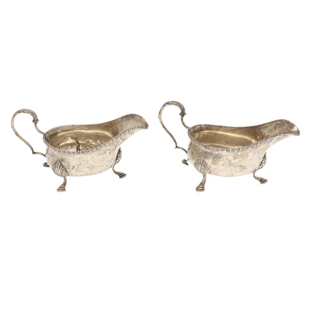A PAIR OF EDWARDIAN SILVER SAUCE BOATS.