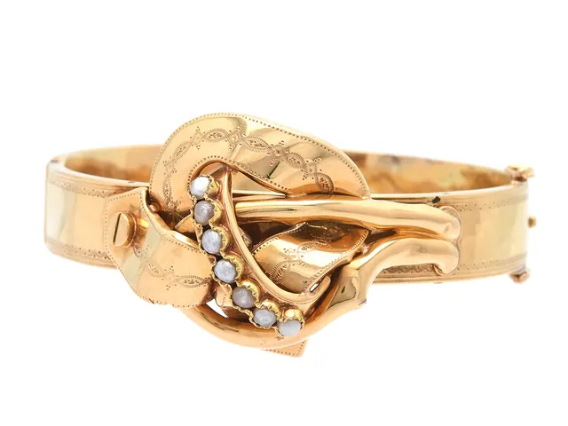 STELT ARMBAND, 18K guld, pärlor, Dahlgren & Co, Malmö 1878, antik, 5,6 x 5,2 cm, vikt 21,7 g, bucklor.