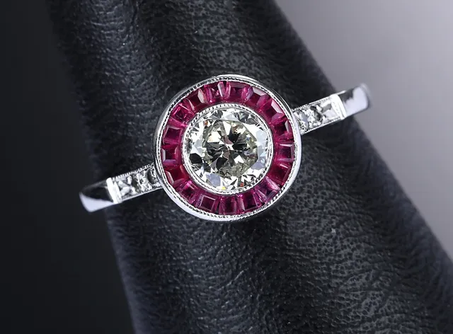 Retro diamant- og rubinring af platin i art deco-stil