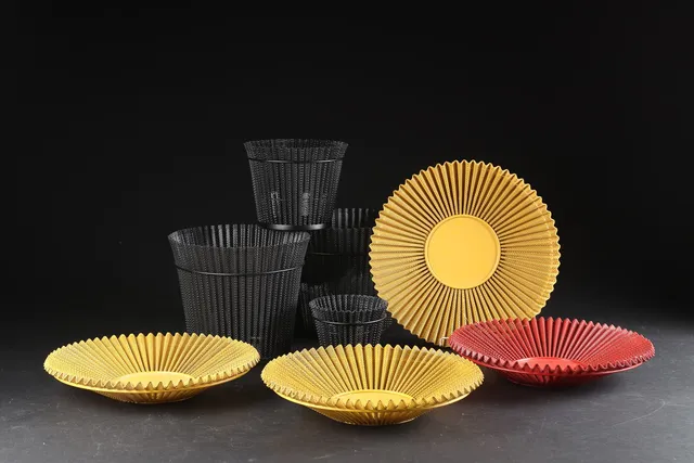 Mathieu Matégot for Gubi. Samling Blomsterkrukker og frugtfade. (8)