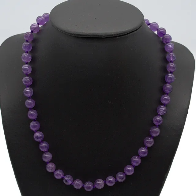 AMETHYSTPERLENKETTE, EINZELN GEKNOTET, POLIERTE PERLEN, VERSCHLUSS AUS 8K GELBGOLD , 20. JAHRHUNDERT, CA. 46 CM.