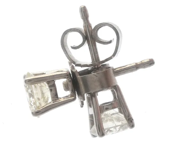Örhängen, 14K 1,5g med diamanter 2x ca 0,55ct inneslutningar finns