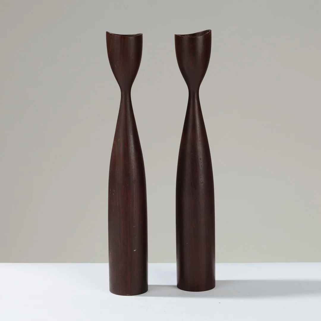 DANSK DESIGN. Et par lysestager af palisander, dansk formgiver, Danmark, 1960'erne, (2). — Candlesticks — Palsgaard Kunstauktioner