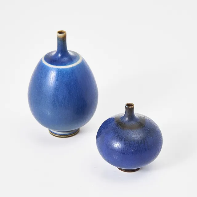 BERNDT FRIBERG. Miniatyrvaser, 2 st, stengods, signerade, 1967 och 1969, Gustavsbergs Studio.