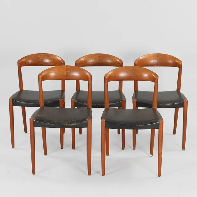 KNUD ANDERSEN. Sæt på fem stole af teak, sæde betrukket med sort skind, Knud Andersen Møbelfabrik, Danmark, 1960'erne, (5).