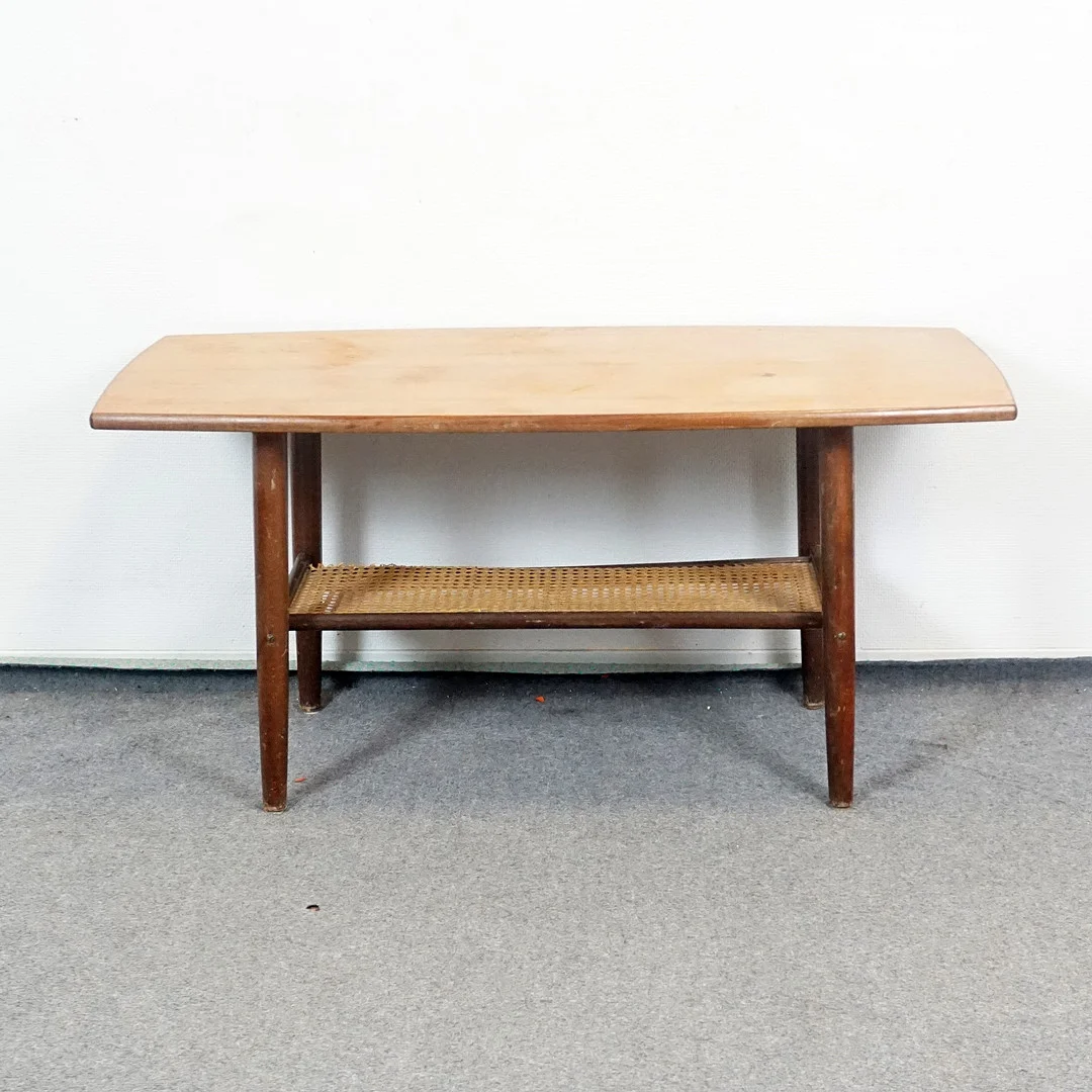 SOFFBORD, med tidningshylla. Teak och rotting, 1950/1960-tal. — Coffee Tables — Roslagens Auktionsverk