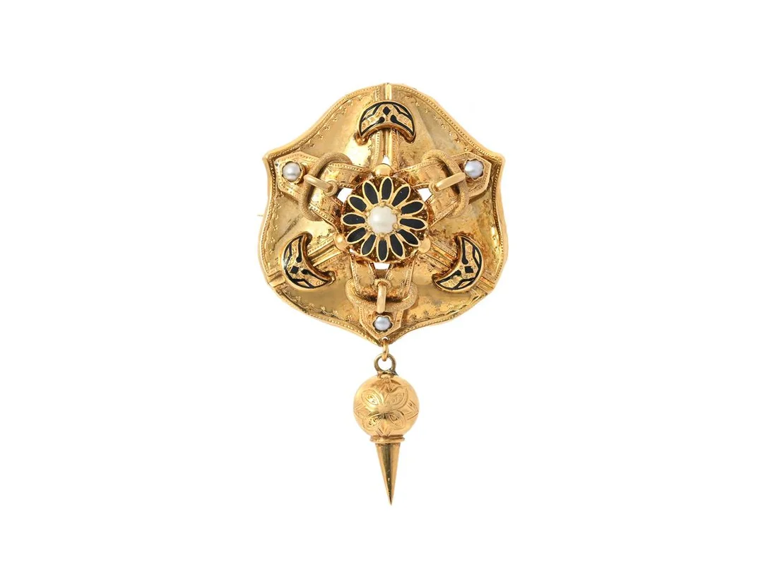 BROSCH, 18K guld, orientaliska halvpärlor, emaljdekor, Samuel Pettersson, Linköping 1867, vikt 12,7 g, etui, åldersrelaterat slitage. — Smycken/Brosch — Kaplans