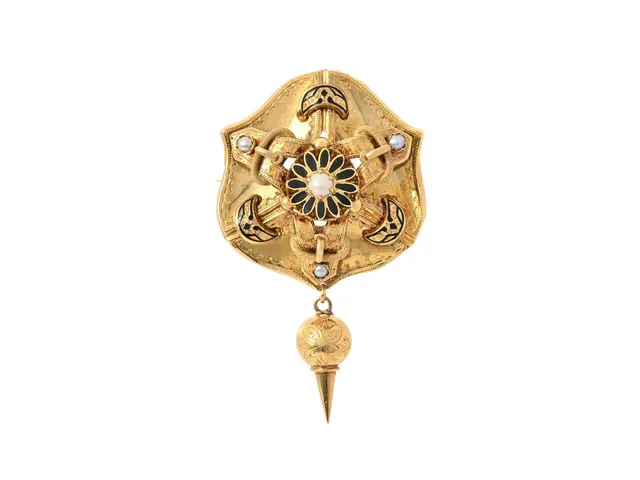 BROSCH, 18K guld, orientaliska halvpärlor, emaljdekor, Samuel Pettersson, Linköping 1867, vikt 12,7 g, etui, åldersrelaterat slitage.