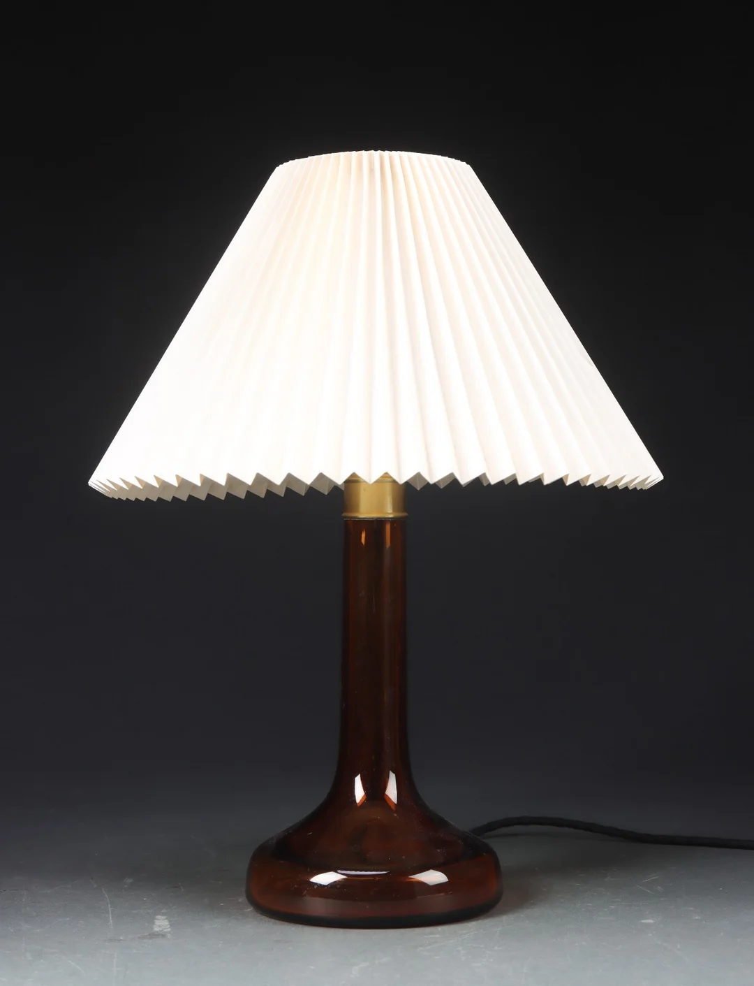 Gunnar Biilman-Petersen for Le Klint / Holmegaard. Bordlampe af glas, model '343' — Lamps and lighting/Table lamps — Lauritz