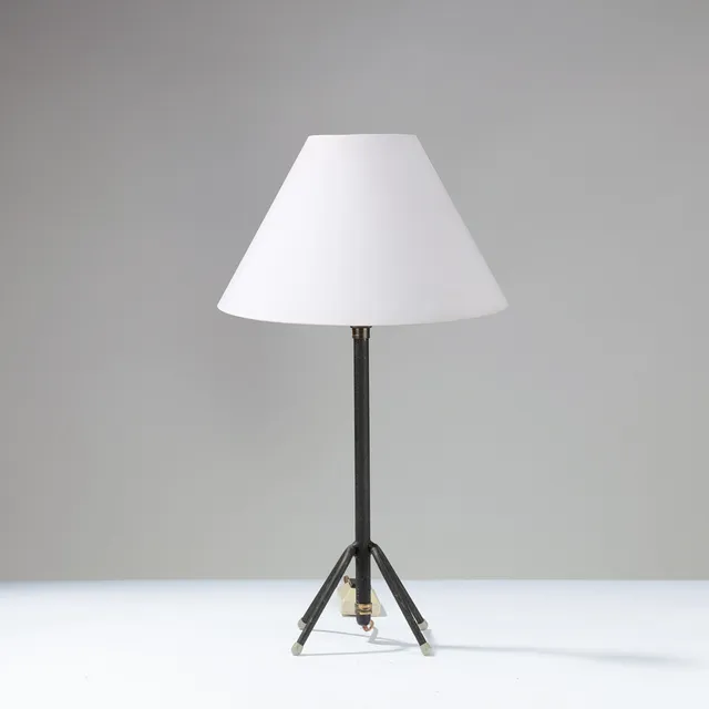 Bordlampe af sortlakeret metal og messingdetaljer med gummifødder, 1900-tallets anden halvdel.