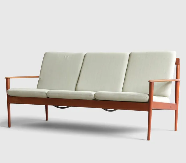 GRETE JALK. Fritstående tre-pers. sofa med stel af teak, løse hynder betrukket med grøn uld. Udført og mærket hos P. Jeppesen Møbelfabrik, model 'PJ56/3'. Danmark, 1960'erne.