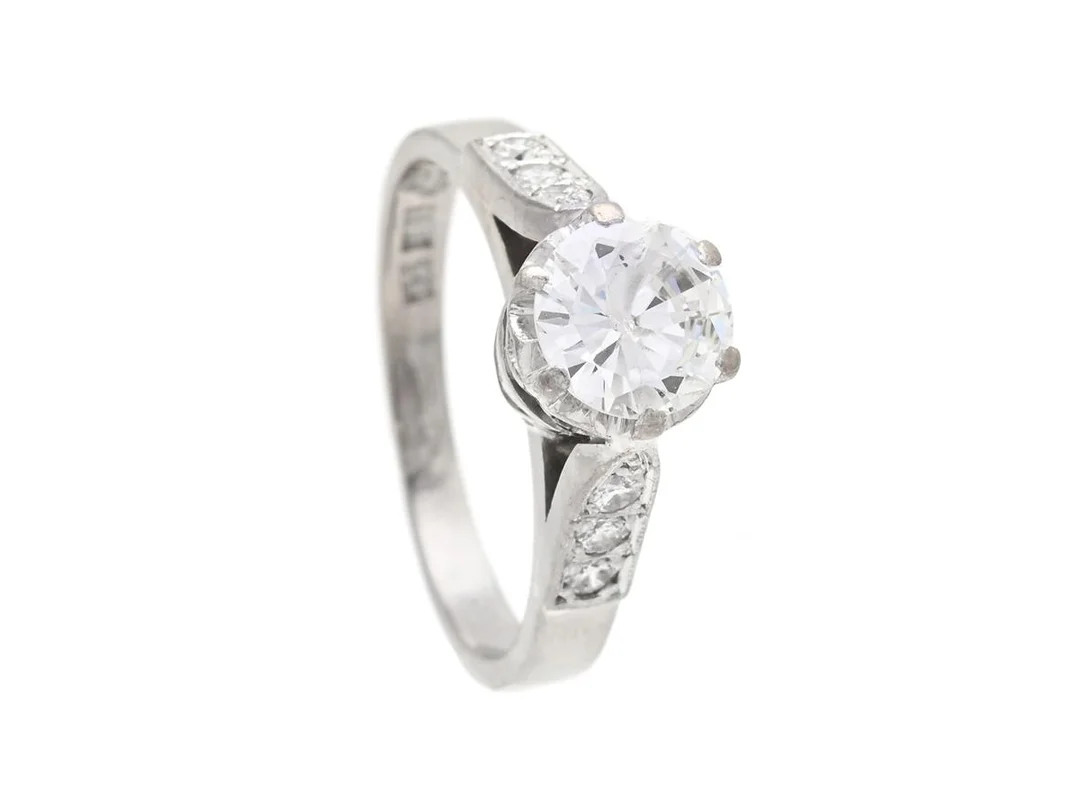 RING, 18K vitguld, briljantslipad diamant med stor skada, 6 briljanter ca 0,16 ctv ca TW-W/VS-SI, storlek 16,25, vikt 4.7 gram, en sten med nagg, mittsten har ej åsatts något värde på grund av sin omfattande skada. — Smycken/Ring — Kaplans
