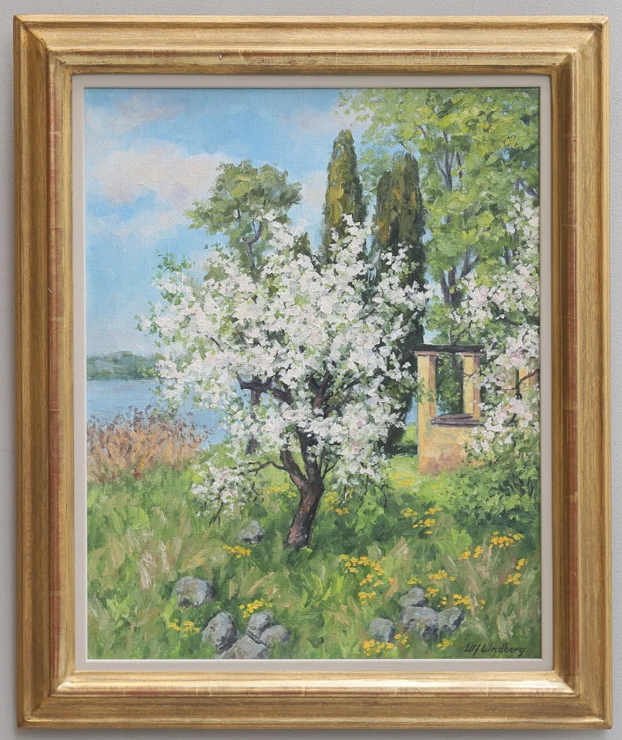 ULF LINDBERG. Olja på duk, Äppelträd i blom, signerad. — Paintings — Gomér & Andersson Nyköping