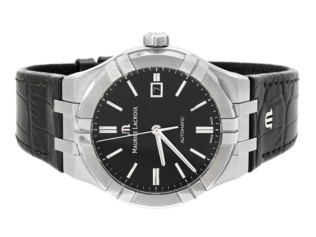 MAURICE LACROIX, Aikon, Cal ML 115 (SW 200-1), Serie nr. AY12610, Ref nr. AI6008-SS00F-330, Boett nr. AI6008, herrur, 42 mm, stål, automatisk, safirglas, datum, glasbaksida, integrerat läderband, viklås, cert (ej komplett), ca mars 2026, box, ytterkartong. — Klockor/Maurice Lacroix — Kaplans