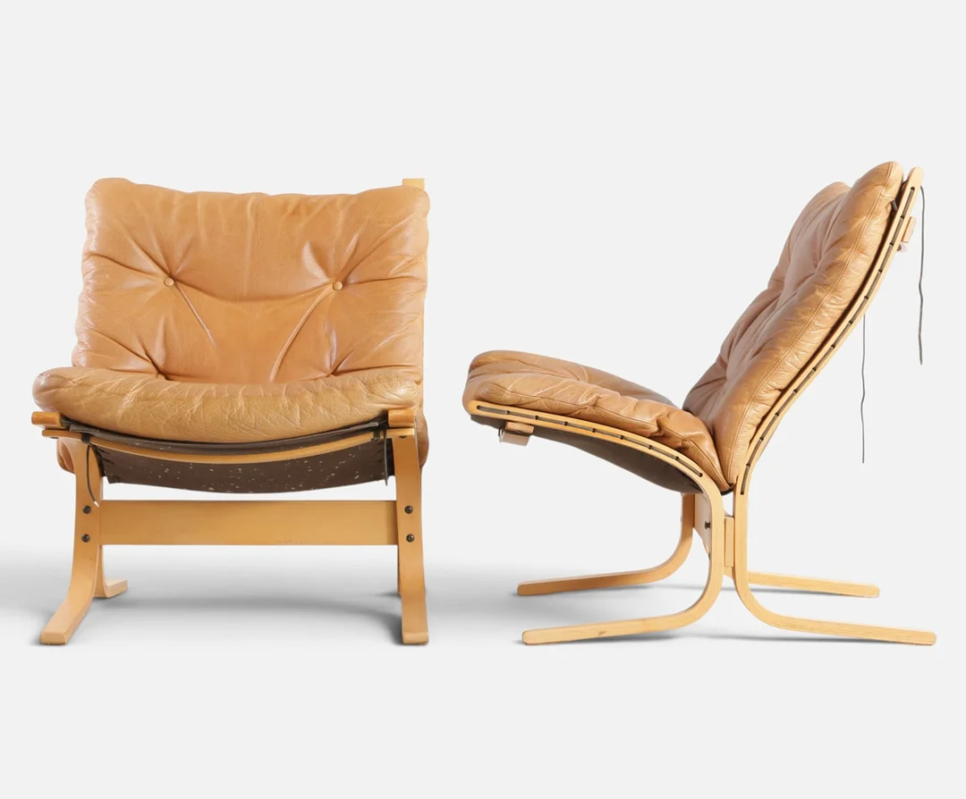 INGMAR RELLING. 'Siesta', et par lænestole med stel af bøg, hynder betrukket med dybthæftet cognacfarvet skind. Udført hos Westnofa, Norge (2). — Armchairs & Chairs — Woxholt Auktionshus
