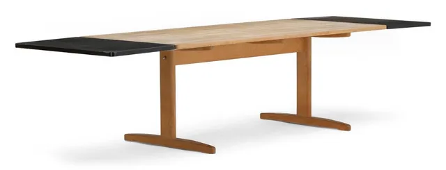 “Shaker”. Dining table in solid oak. Two extension leaves in black-stained wood with aluminium rails. Manufactured by Bernstorffsminde Møbelfabrik. H. 72 cm. L. 200/300 cm. W. 95 cm. (3)