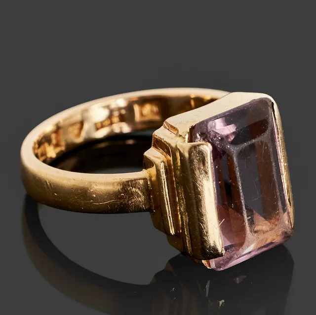 WIWEN NILSSON. Ring, 18k guld dekorerat med en trappslipad ametisti trappstegsformad fattning, 1954, Lund.