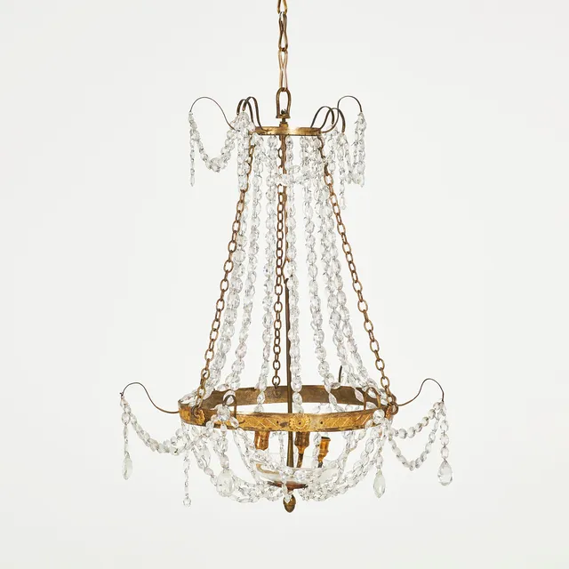 LJUSKRONA. sengustaviansk stil, 1800-talet andra hälft, behängd med doserade prismor, centralt med tre ljushållare.